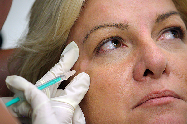 Pengenalan toksin botulinum ke dalam otot muka
