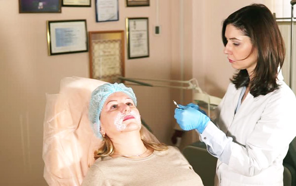 Eliminering af defekter i ansigtet kræver en højt kvalificeret kosmetolog